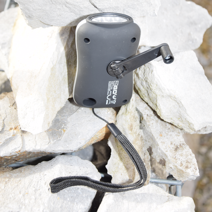 Taschenlampe "Dynamo" - 3 LEDs - 10 Lumen - Li-Ion Akku - Handkurbel - schwarz - Anwendung
