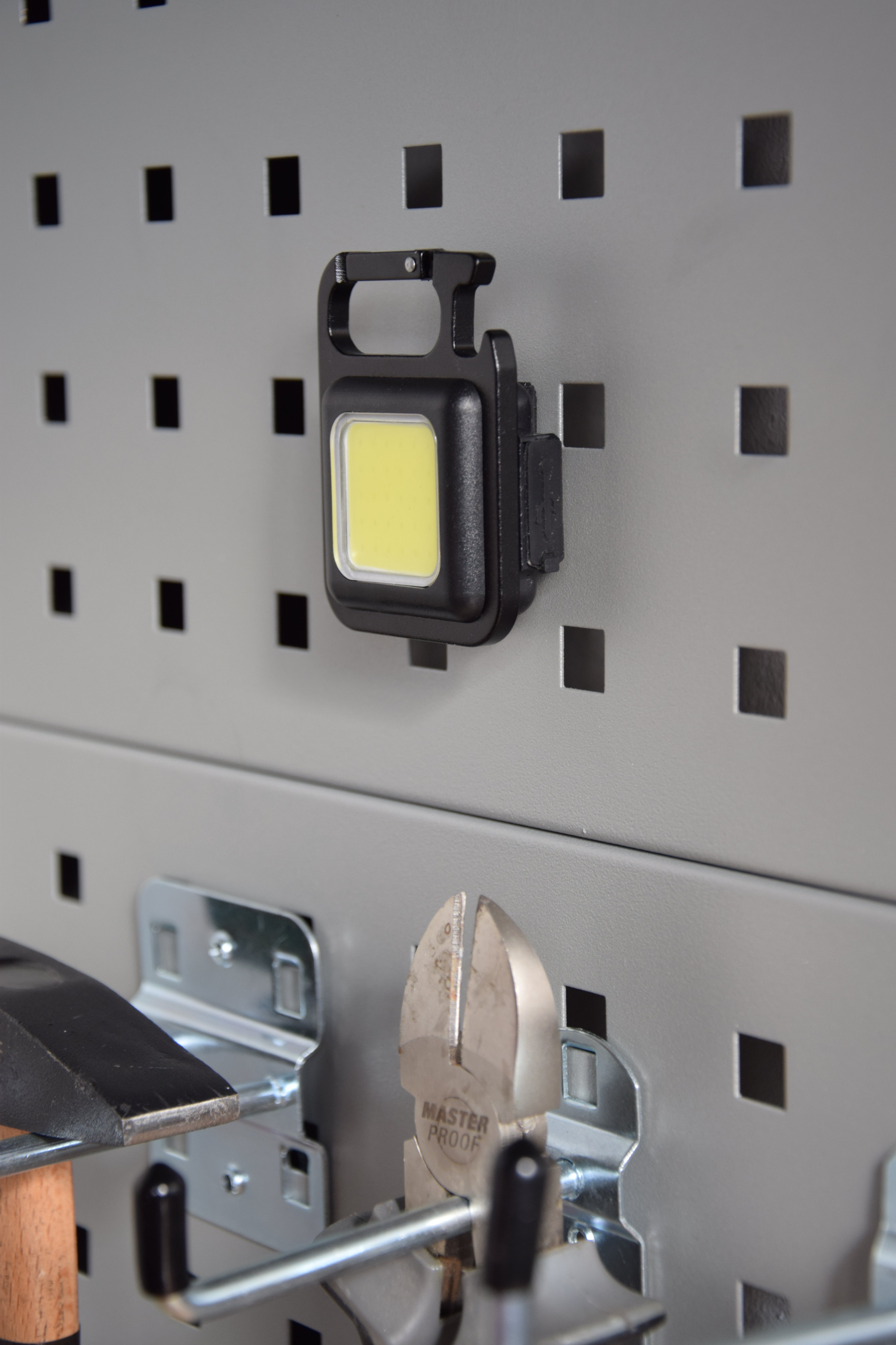 LED Multifunktionsleuchte "Akkuclip" - aufstellbar - hängbar - Magnet auf der Rückseite - ultrahell - schwarz - Anwendung