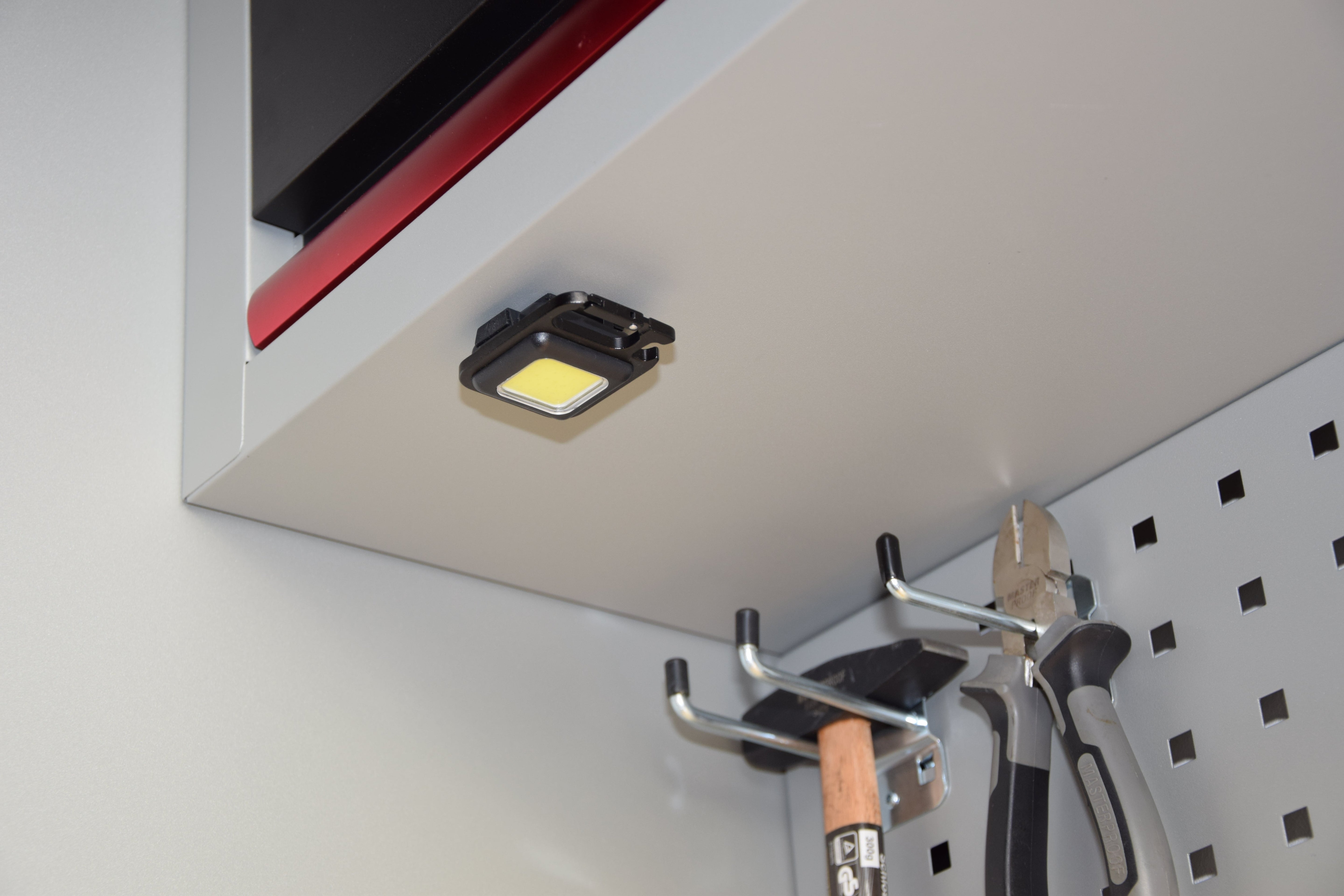LED Multifunktionsleuchte "Akkuclip" - aufstellbar - hängbar - Magnet auf der Rückseite - ultrahell - schwarz - Anwendung