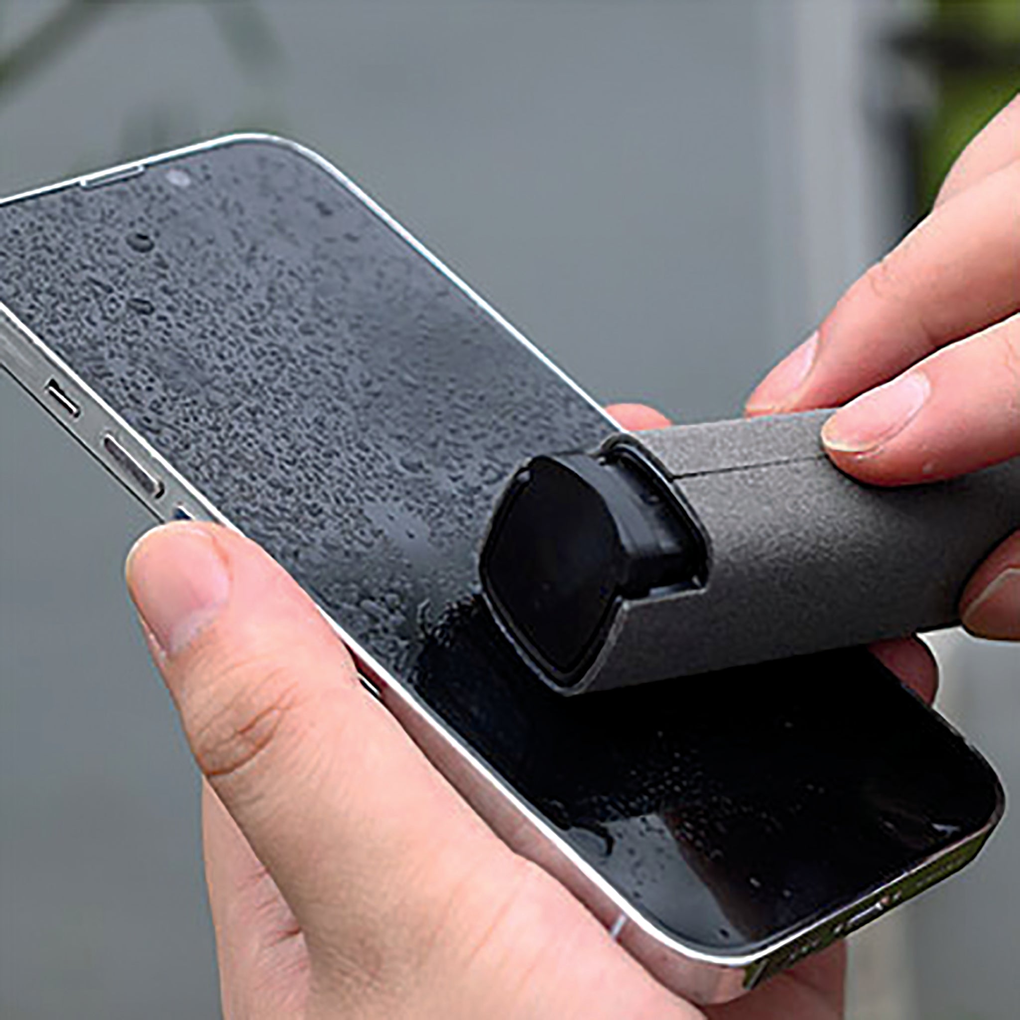 Display-Reiniger "All-in-One" - Reinigungsspray und Mikrofasertuch - 20 ml - Anwendung Smartphone